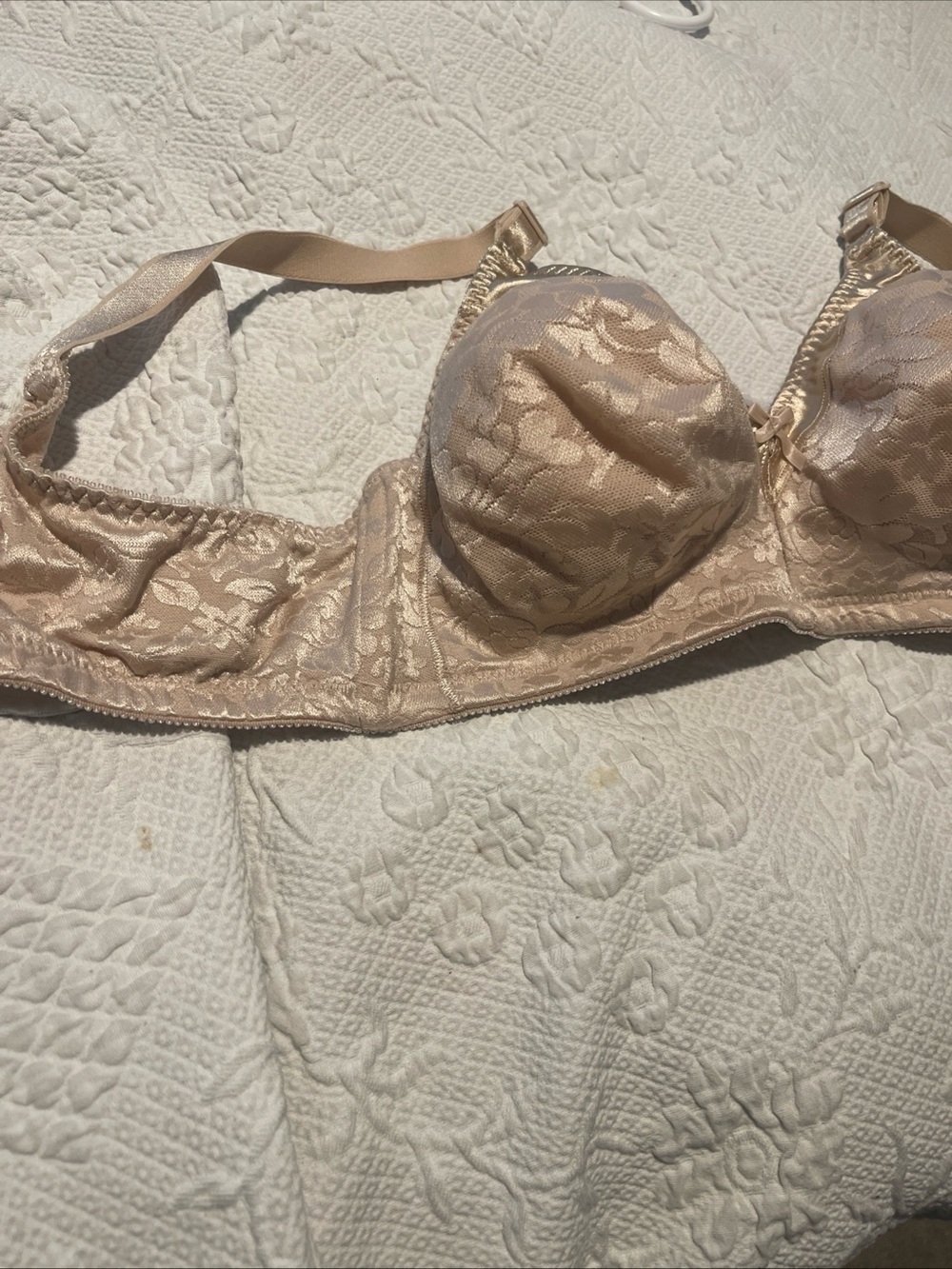 Bali Beige Lace Satin 38C No wires/Pads Back closure
